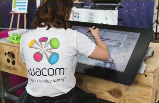 Digitaalitaiteilija työskentelee suurella Wacom-taulutietokoneella